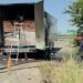 Se incendia caja de tráiler cargada con leche evaporada en la carretera Culiacán-Eldorado