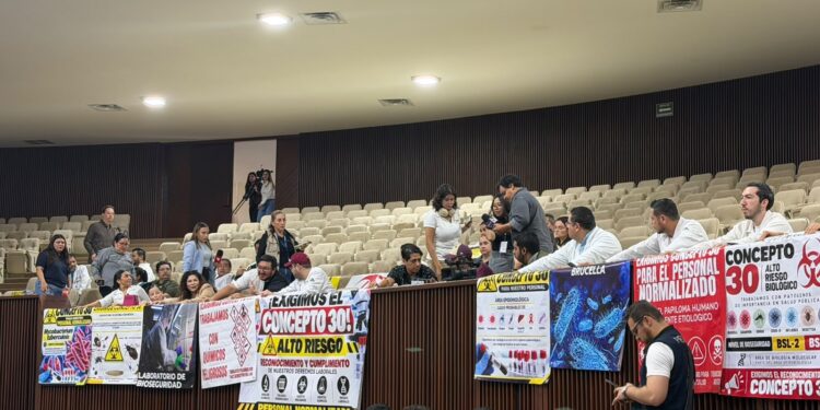Trabajadores de Salud protestan en el Congreso de Sinaloa; exigen pago por riesgo laboral para mil 300 empleados