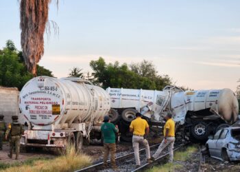 Tren embiste tráiler con doble cisterna y lo arrastra más de 1.5 kilómetros en Culiacán