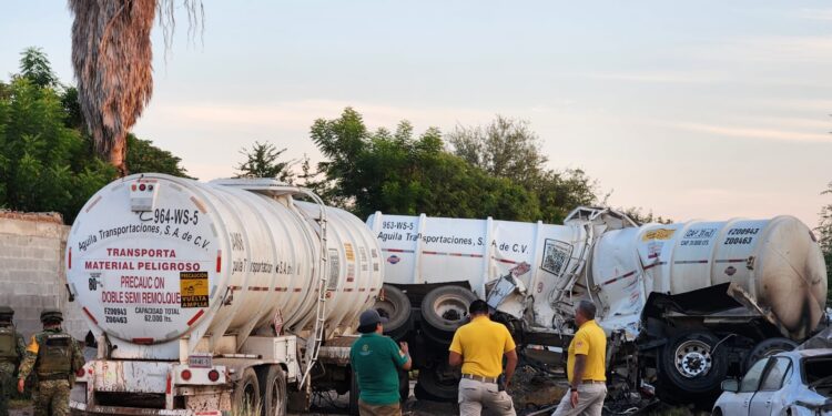 Tren embiste tráiler con doble cisterna y lo arrastra más de 1.5 kilómetros en Culiacán