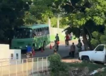Balean a chofer de camión urbano en Escuinapa; estudiantes de secundaria se tiran pecho a tierra para protegerse
