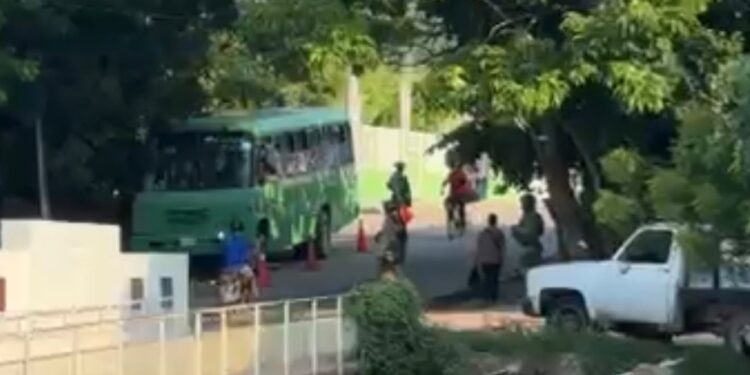 Balean a chofer de camión urbano en Escuinapa; estudiantes de secundaria se tiran pecho a tierra para protegerse