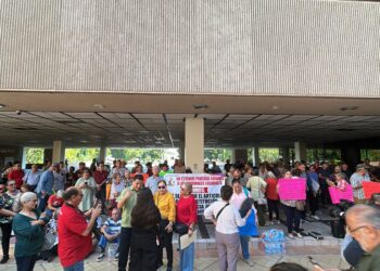 Sin respuesta del Gobierno, jubilados de la UAS vuelven a protestar en Palacio de Gobierno