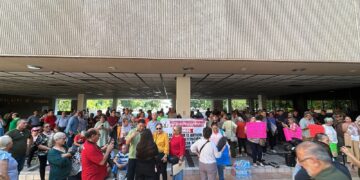 Sin respuesta del Gobierno, jubilados de la UAS vuelven a protestar en Palacio de Gobierno