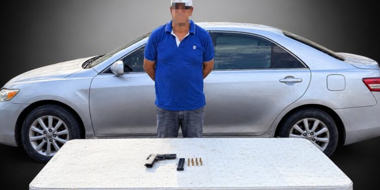 En distintos hechos, detienen a un civil con arma con cargador y un sedán; también aseguraron otra unidad con cartuchos