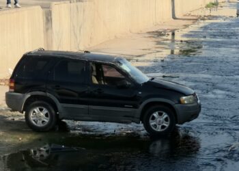 Joven resulta lesionado tras caer camioneta a un canal en Prados del Sur