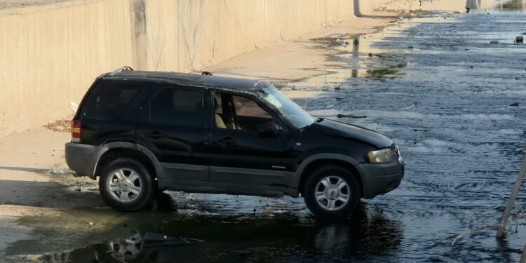 Joven resulta lesionado tras caer camioneta a un canal en Prados del Sur