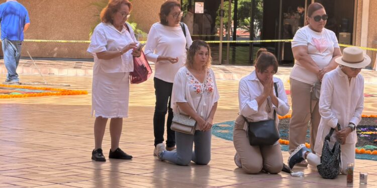 Entre veladoras y oraciones, feligreses exigen encontrar con vida a sacerdote desaparecido en Culiacán