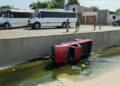 Adulto mayor en presunto estado de ebriedad cae con su camioneta a un canal en Capistrano