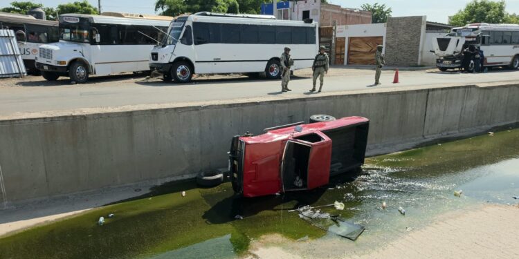 Adulto mayor en presunto estado de ebriedad cae con su camioneta a un canal en Capistrano