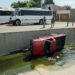 Adulto mayor en presunto estado de ebriedad cae con su camioneta a un canal en Capistrano