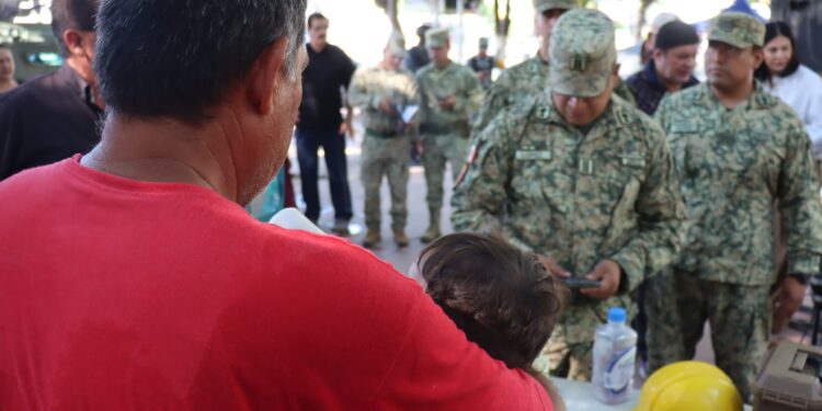 Navolatense entrega arma de su padre recién fallecido en jornada de Desarme Voluntario