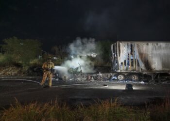 Se incendia tráiler cargado con jabón líquido y en polvo en la carretera México 15