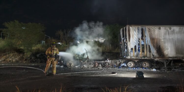 Se incendia tráiler cargado con jabón líquido y en polvo en la carretera México 15