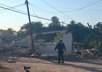 ¡Tragedia en Guasave! Dos adultos mayores mueren tras explosión que destruyó su vivienda