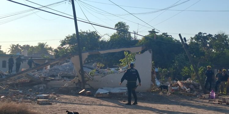 ¡Tragedia en Guasave! Dos adultos mayores mueren tras explosión que destruyó su vivienda