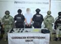Detiene a un hombre; le aseguran armas de fuego y dosis de presunta metanfetamina