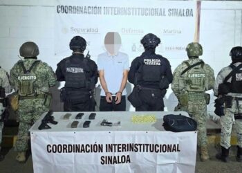 Detiene a un hombre; le aseguran armas de fuego y dosis de presunta metanfetamina