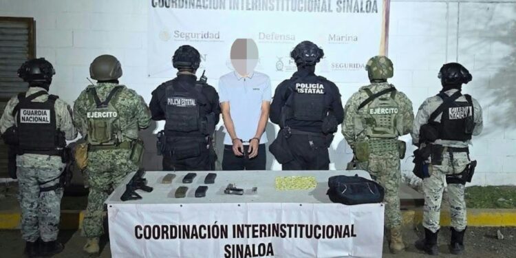 Detiene a un hombre; le aseguran armas de fuego y dosis de presunta metanfetamina
