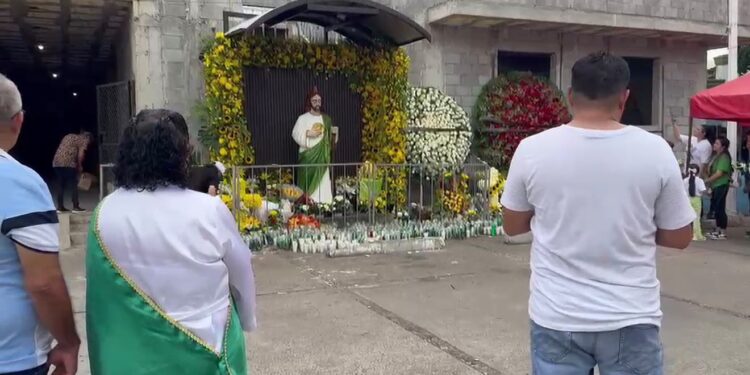 Entre flores, veladoras y música de banda celebran a San Judas Tadeo en Culiacán