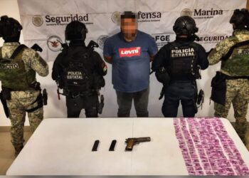 En un puesto de revisión instalado en Mazatlán, el Grupo Interinstitucional detuvo a un civil armado con presunta droga