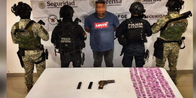 En un puesto de revisión instalado en Mazatlán, el Grupo Interinstitucional detuvo a un civil armado con presunta droga