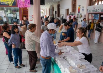 Ana Miriam Ramos visita a familiares de pacientes hospitalizados en el Hospital Civil