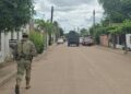 Muere motociclista tras ser atacado a balazos frente a una primaria en Los Mezcales; detienen a dos presuntos agresores