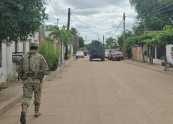 Muere motociclista tras ser atacado a balazos frente a una primaria en Los Mezcales; detienen a dos presuntos agresores