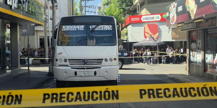 Muere mujer adulta atropellada por camión urbano en el Centro de Culiacán
