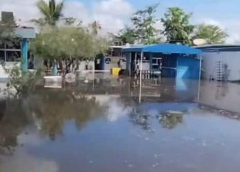 El agua no se va del CETMAR 13; comunidad escolar pide apoyo para recuperar el plantel