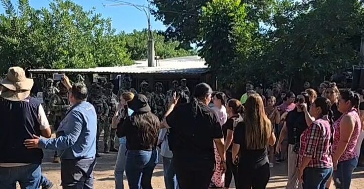 Protesta y enfrentamiento en Laguna Colorada tras operativo federal; detienen a una mujer y aseguran vehículos en Culiacán
